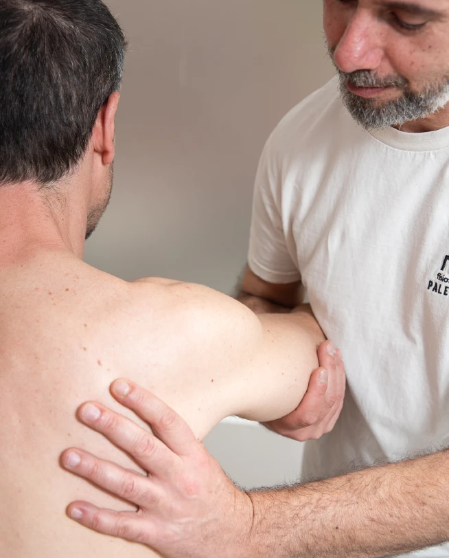 Tratamiento de pinzamiento de hombro en Málaga